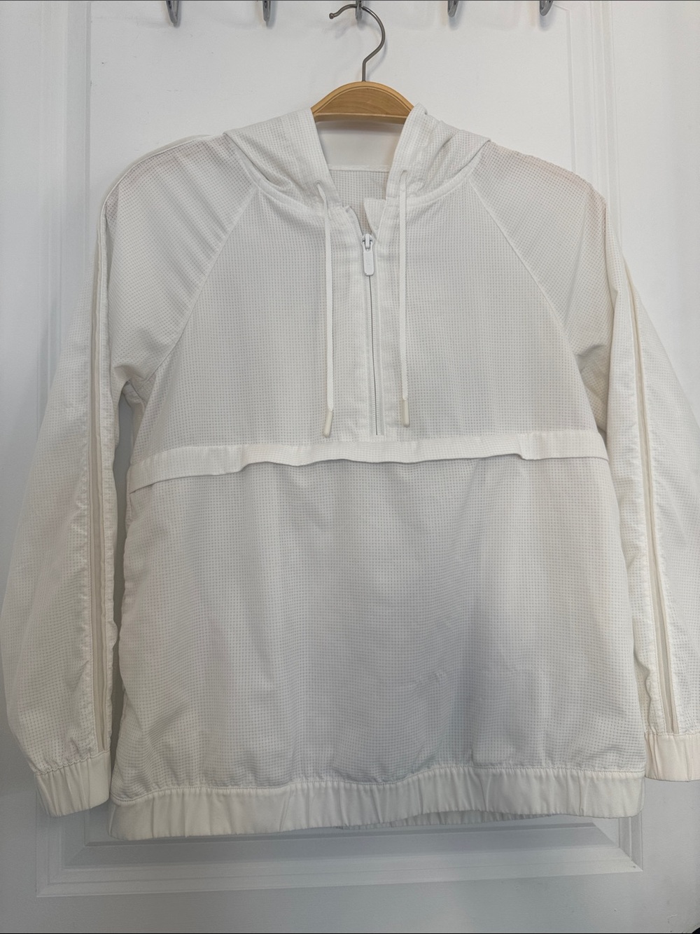lululemon White Lightweight pack light 1/2 zip pull over workout jacket